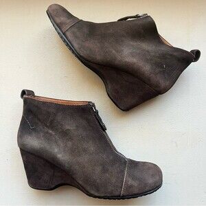 Gentle Souls Ridgual Coffee Brown Suede Front‎ Zip Wedge Heel Boots Women's 6.5